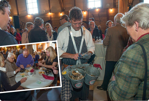 Oesters opensteken bij het proeflokaal